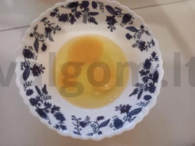 Rytinis omletas su duonos plutele Žingsnis 1