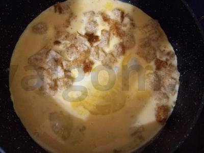 Rytinis omletas su duonos plutele Žingsnis 4