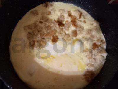 Rytinis omletas su duonos plutele Žingsnis 5