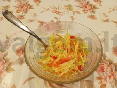 Marinuoti kopūstai su paprikomis ir česnaku pagrindine nuotrauka