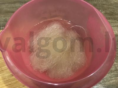 Funchosa su kepta jautiena, paprikomis ir agurkais Žingsnis 1