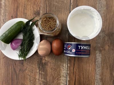 Lengvas salotas su tunu, kiaušiniu ir agurku Žingsnis 1