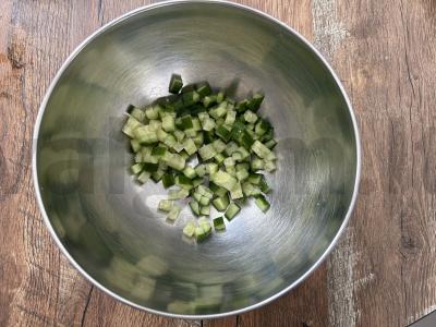 Lengvas salotas su tunu, kiaušiniu ir agurku Žingsnis 2