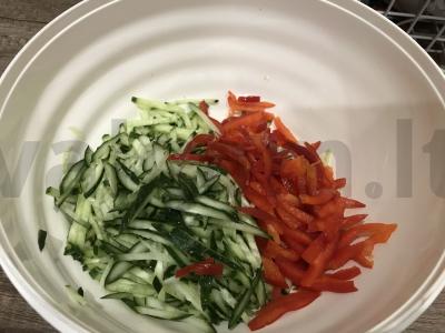 Funchosa su kepta jautiena, paprikomis ir agurkais Žingsnis 4