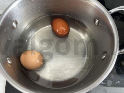 Lengvas salotas su tunu, kiaušiniu ir agurku Žingsnis 3