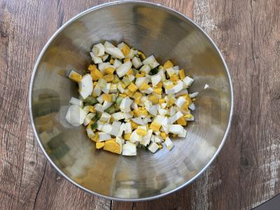 Lengvas salotas su tunu, kiaušiniu ir agurku Žingsnis 4