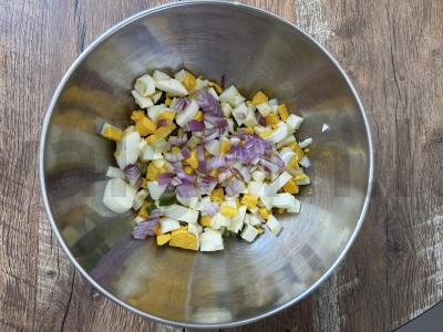 Lengvas salotas su tunu, kiaušiniu ir agurku Žingsnis 5