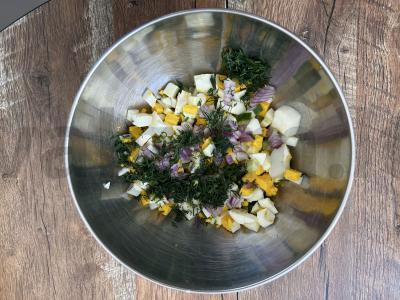 Lengvas salotas su tunu, kiaušiniu ir agurku Žingsnis 6