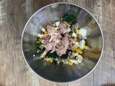 Lengvas salotas su tunu, kiaušiniu ir agurku Žingsnis 7