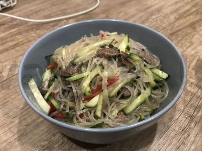 Funchosa su kepta jautiena, paprikomis ir agurkais pagrindine nuotrauka