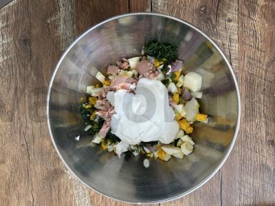 Lengvas salotas su tunu, kiaušiniu ir agurku Žingsnis 8