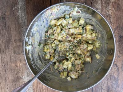 Lengvas salotas su tunu, kiaušiniu ir agurku Žingsnis 10