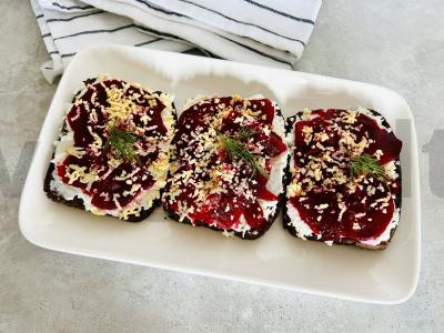 Sumuštiniai su burokėliais ant ruginių duonos pagrindine nuotrauka