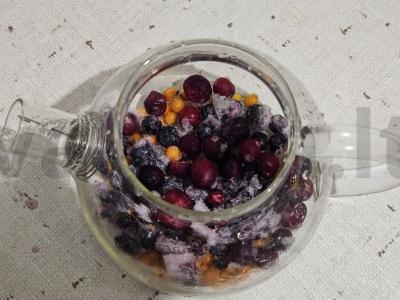 Šildantis uogų arbata su mėtomis Žingsnis 1