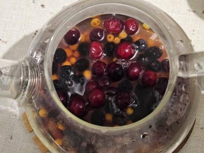 Šildantis uogų arbata su mėtomis Žingsnis 2