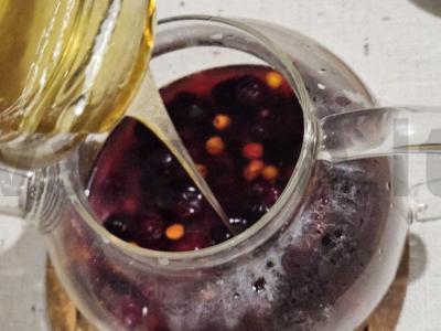 Šildantis uogų arbata su mėtomis Žingsnis 4