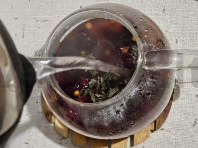 Šildantis uogų arbata su mėtomis Žingsnis 5