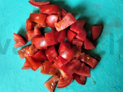 Lengvas salotas su sūriu, dešra ir pomidorais Žingsnis 3