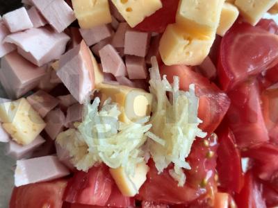 Lengvas salotas su sūriu, dešra ir pomidorais Žingsnis 5