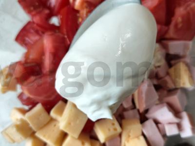 Lengvas salotas su sūriu, dešra ir pomidorais Žingsnis 6