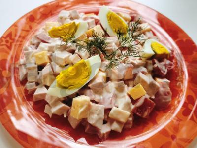 Lengvas salotas su sūriu, dešra ir pomidorais Žingsnis 7