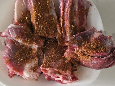 Kepti jautienos šonkauliai su makaronais Žingsnis 1