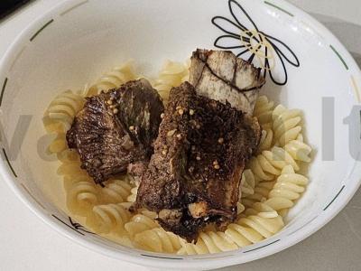 Kepti jautienos šonkauliai su makaronais pagrindine nuotrauka