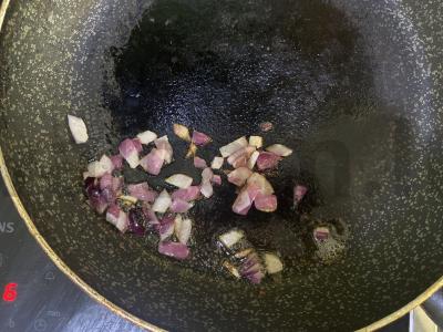 Kiaušiniai su dešra po sūriu Žingsnis 1