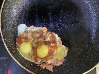 Kiaušiniai su dešra po sūriu Žingsnis 4