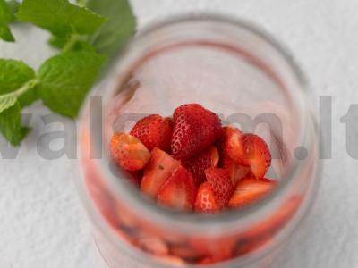 Braškinių kompotas žiemai Žingsnis 1