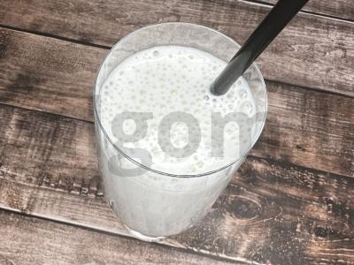 Vanilinis-bananų pieno kokteilis pagrindine nuotrauka