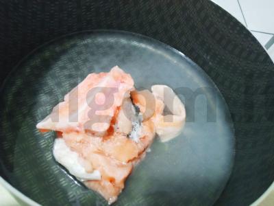 Aštuonių daržovių sriuba su upėtakiu Žingsnis 1