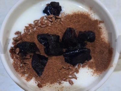 Gėrimas su kefyru, linų sėmenimis, cinamonu ir džiovintais slyvomis Žingsnis 3