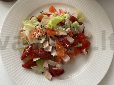 Vištienos ir džiovintų pomidorų salotos pagrindine nuotrauka