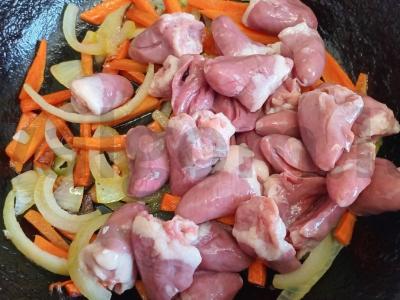 Bulguras su grietinėje troškintomis vištų širdelėmis Žingsnis 3