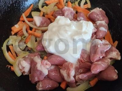 Bulguras su grietinėje troškintomis vištų širdelėmis Žingsnis 4