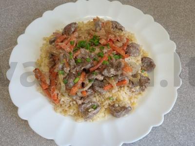 Bulguras su grietinėje troškintomis vištų širdelėmis pagrindine nuotrauka