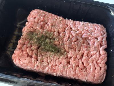 Namų burgeriai su sultingomis jautienos kotletėmis Žingsnis 1