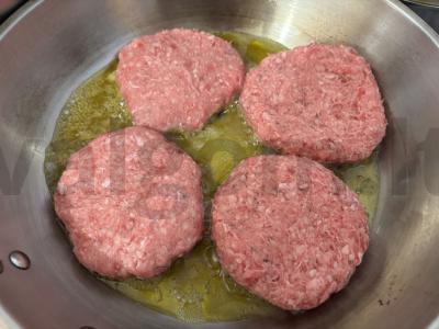 Namų burgeriai su sultingomis jautienos kotletėmis Žingsnis 4