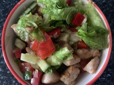 Daržovių ir vištienos filė salotas pagrindine nuotrauka