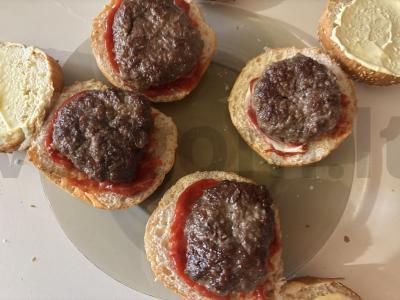 Namų burgeriai su sultingomis jautienos kotletėmis Žingsnis 11