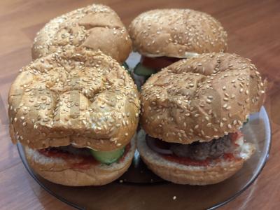 Namų burgeriai su sultingomis jautienos kotletėmis pagrindine nuotrauka