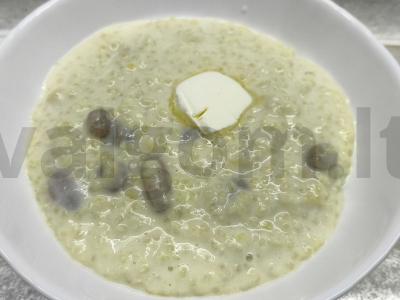 Pšenių košė su razinomis pagrindine nuotrauka