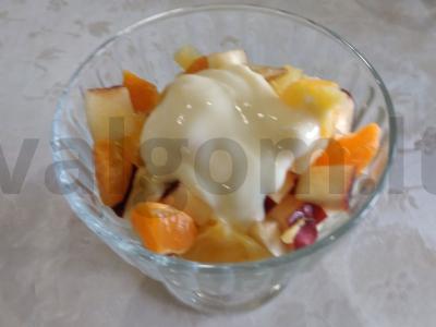 Saldus vaisių salotas su jogurtu pagrindine nuotrauka