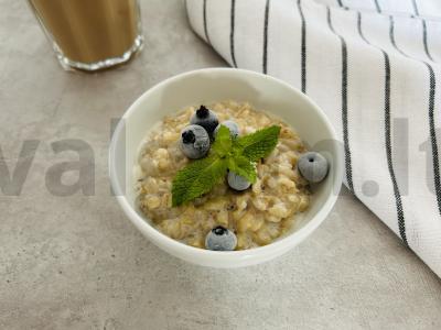 Avižinė košė su saldžiuoju pienu pagrindine nuotrauka