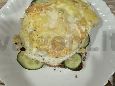 Sumuštinis su kiaušiniu pusryčiams pagrindine nuotrauka