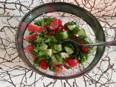 Salotos su vyšniniais pomidorais, agurkais ir daržovėmis Žingsnis 2