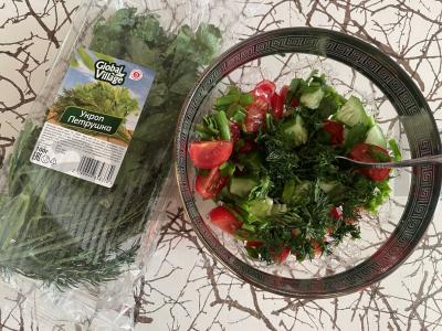 Salotos su vyšniniais pomidorais, agurkais ir daržovėmis Žingsnis 3