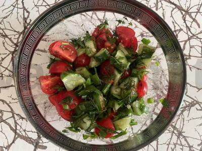 Salotos su vyšniniais pomidorais, agurkais ir daržovėmis pagrindine nuotrauka