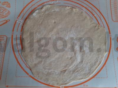 Sūrio ir žaliojo svogūno mielinės tešlos ritinėliai Žingsnis 1